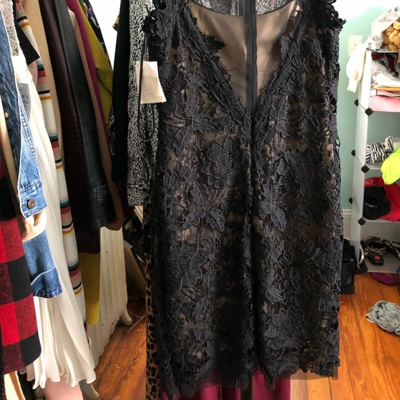 Black lace dress - Picture 3 of 3